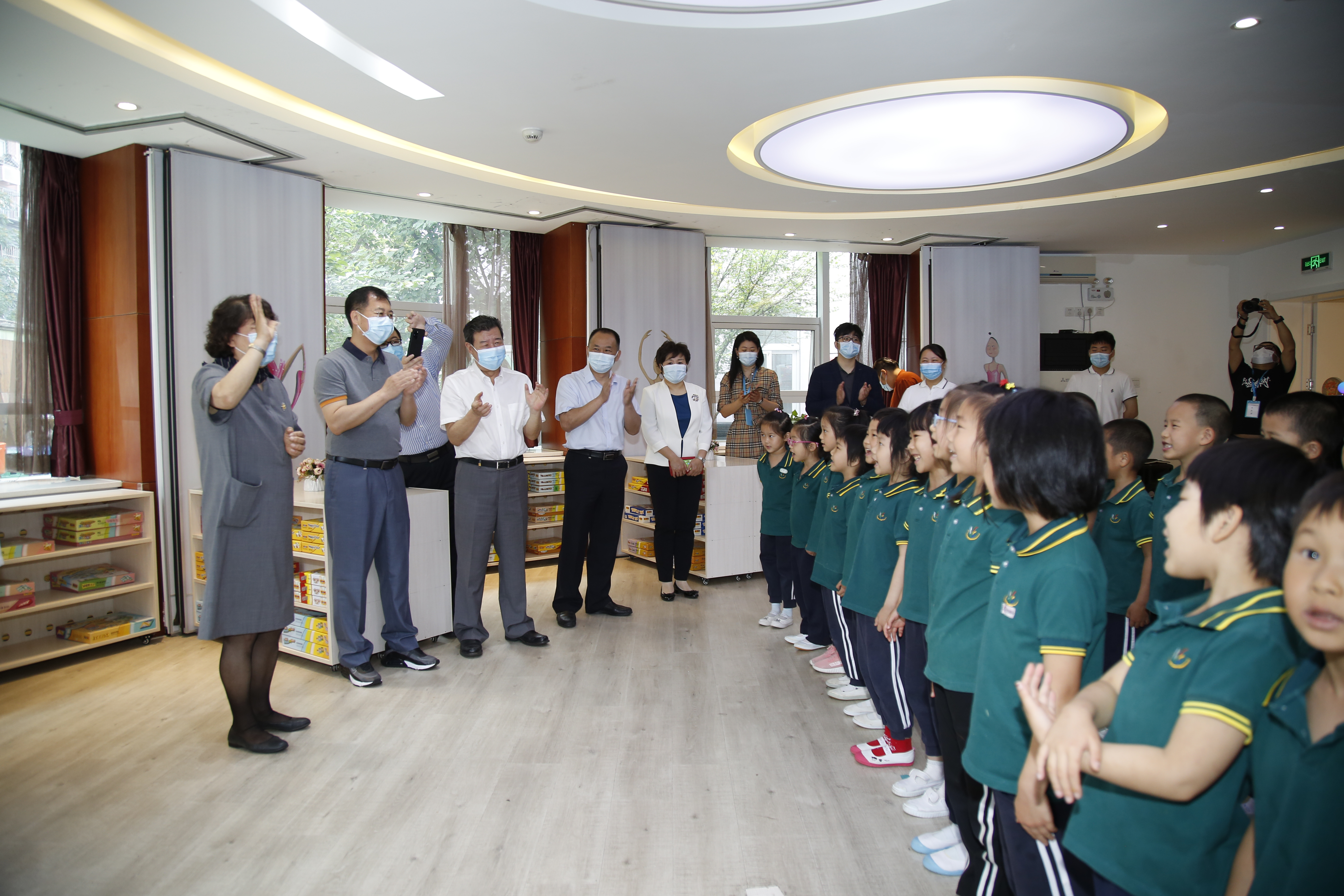 有研集团党委书记、董事长赵晓晨与有研幼儿园小朋友欢度六一