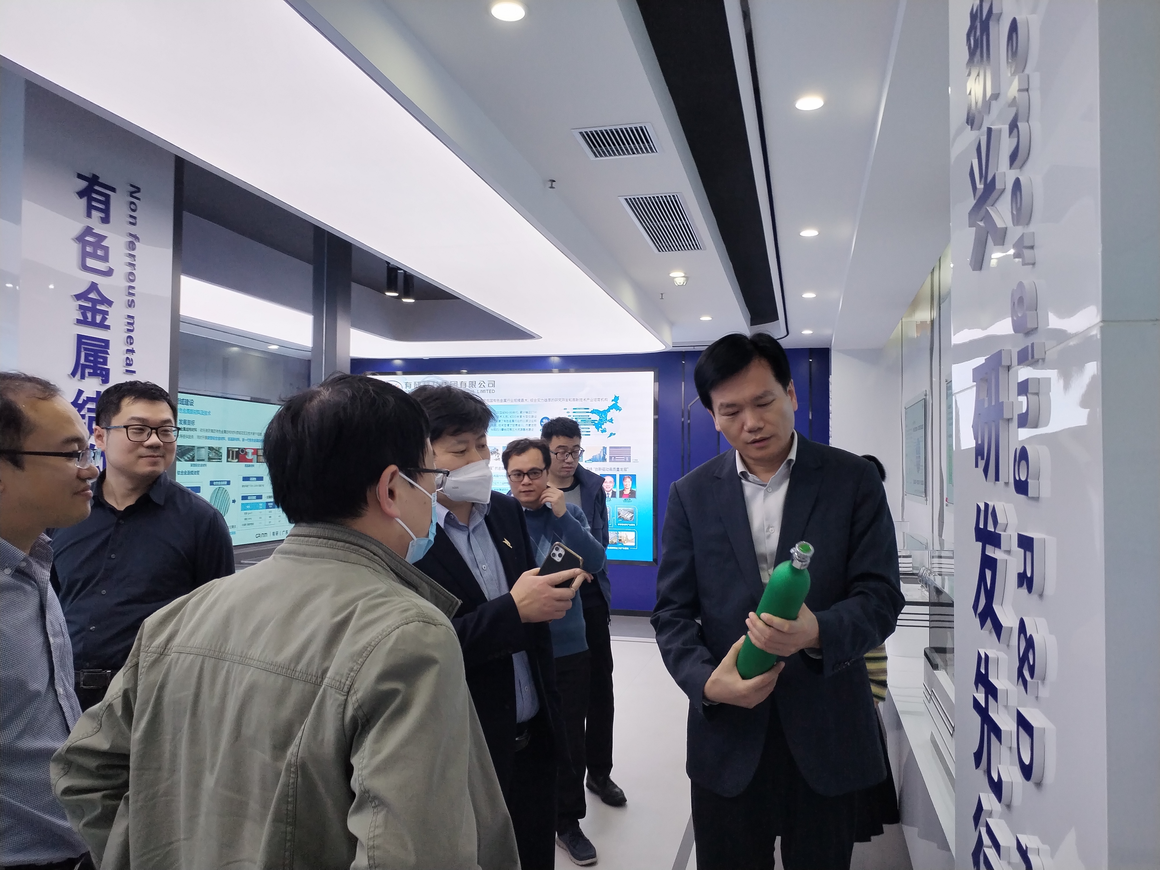 bbin副总经理黄倬一行到有研广东院调研