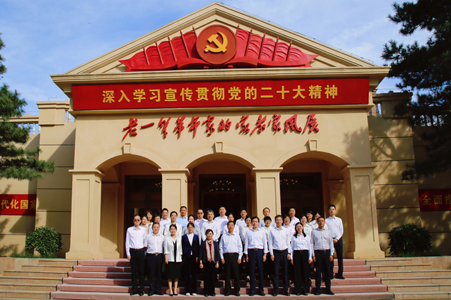 传承红色家风 汲取档案力量——bbin参观“老一辈革命家的家教家风”主题档案文献展