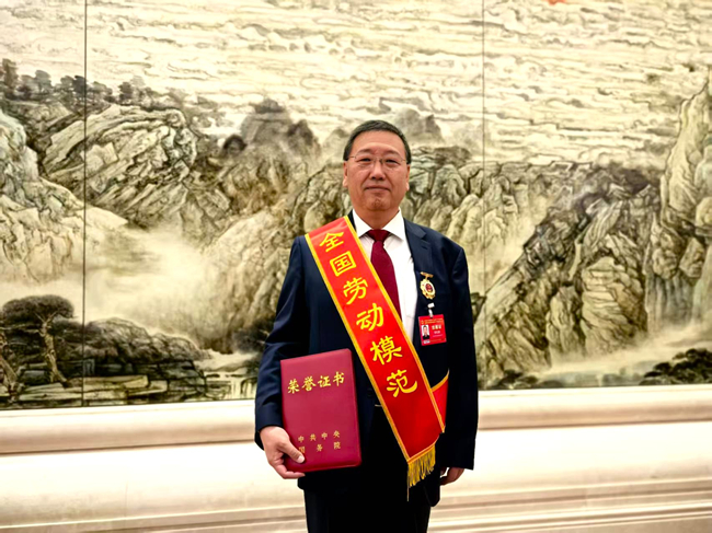 喜报！bbin熊柏青荣获“全国劳动模范”称号