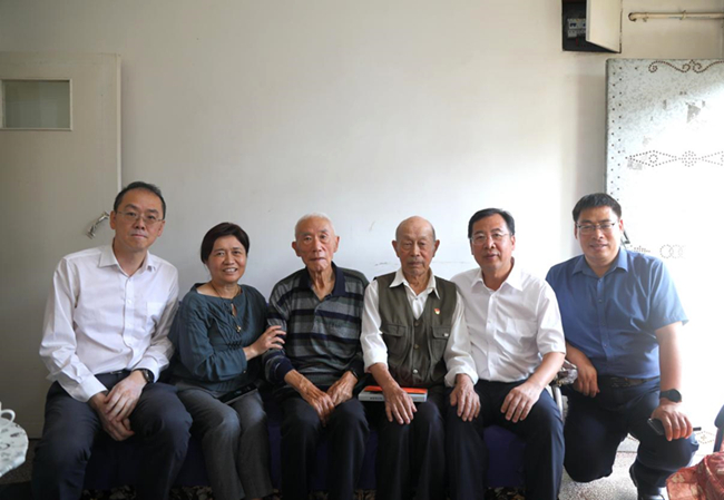 bbin党委书记、董事长赵晓晨看望三线建设时期援建905厂老同志代表