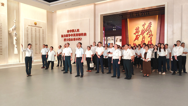 弘扬抗战精神 共筑国防长城|bbin党委组织参观《为了民族解放与世界和平》主题展览